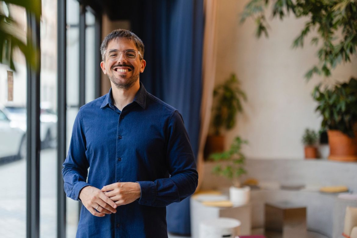 Founder-led growth : comment transformer la visibilité du fondateur en canal d&rsquo;acquisition
